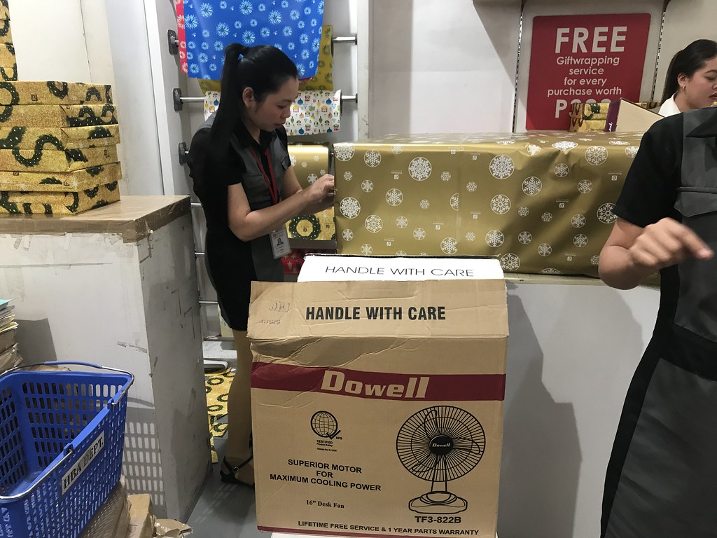 Gift wrapping in Galleria Annie TanYee Flickr