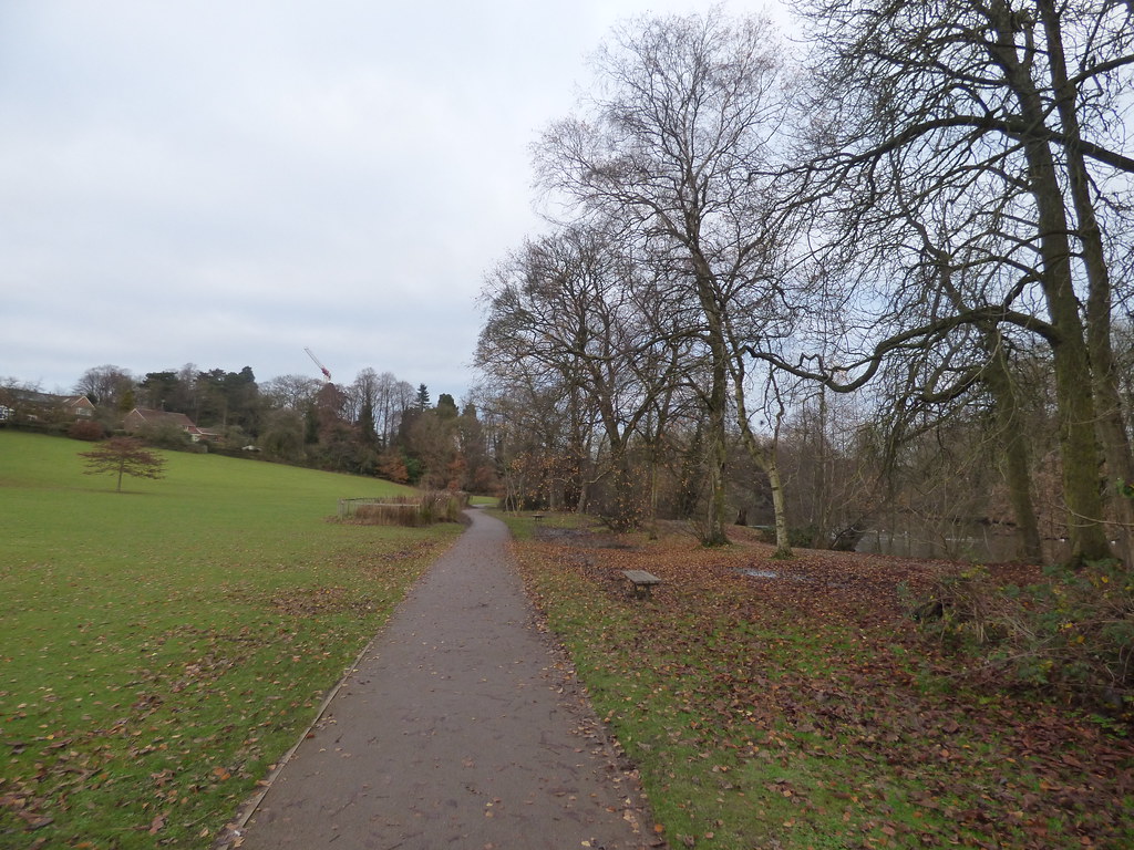 Lake at Manor Farm Park path A full walk around Manor Fa… Flickr