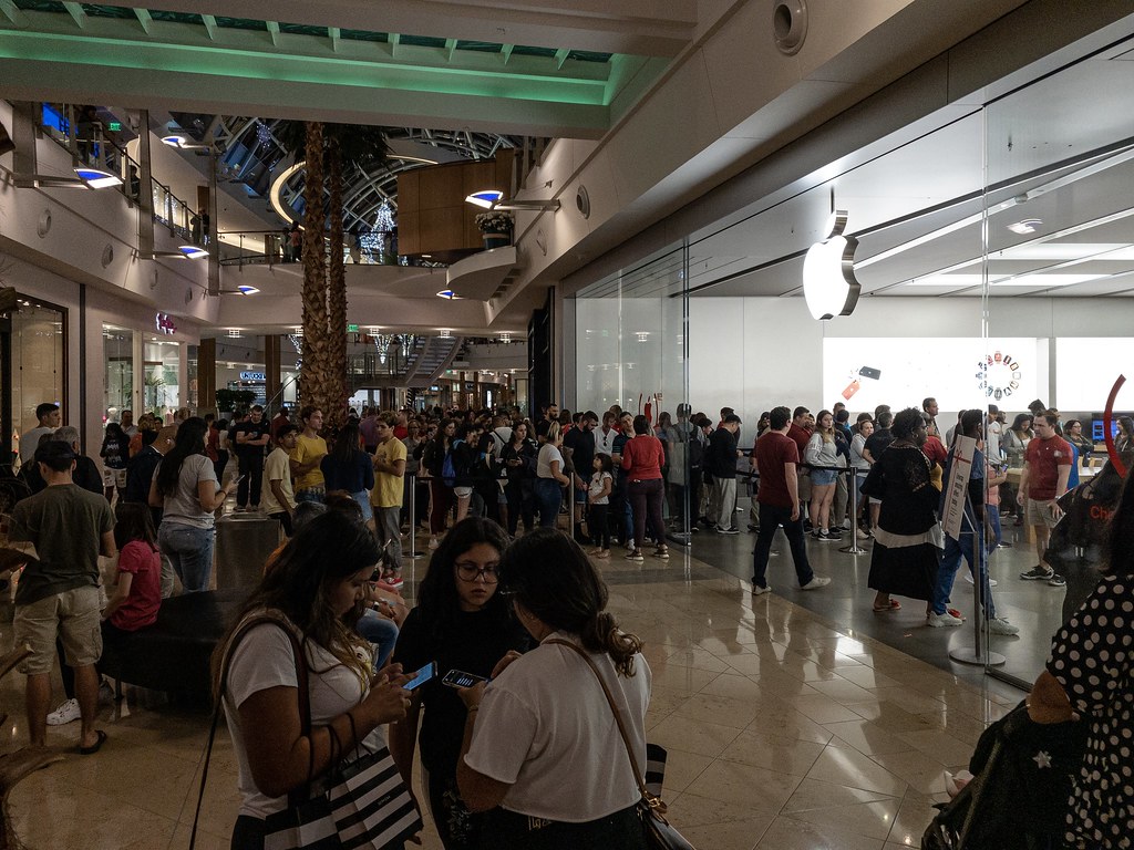 Black Friday at the Apple Store in the Mall at Millenia in… Flickr