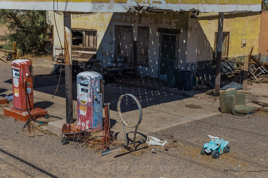 Closed Whiting Brothers Gas Station at Newberry Springs on… Flickr