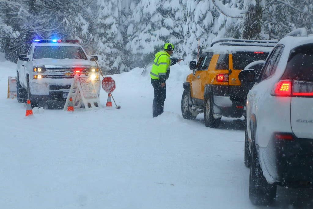 IMG_5805 Ranger Checking Tire Chains Wawona Road, Yosemite… Flickr