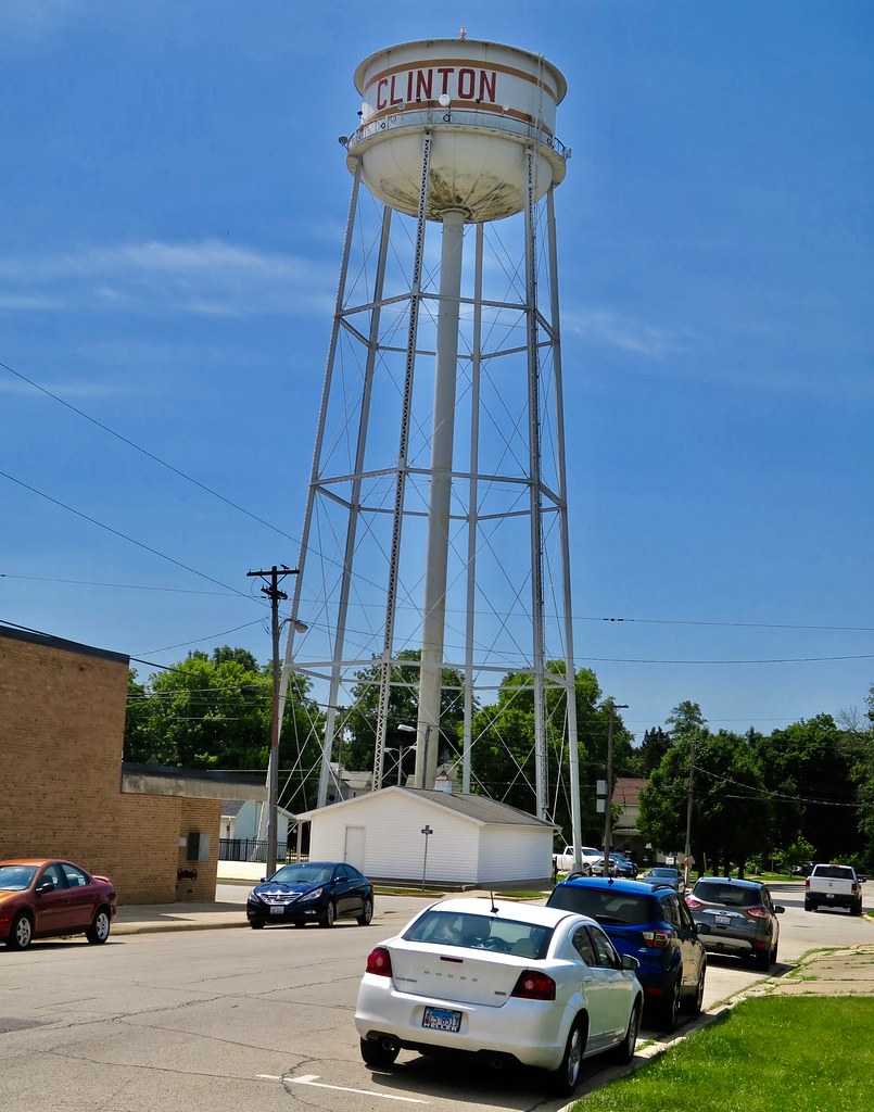 Water Tower, Clinton, IL A water tower in downtown Clinton… Flickr
