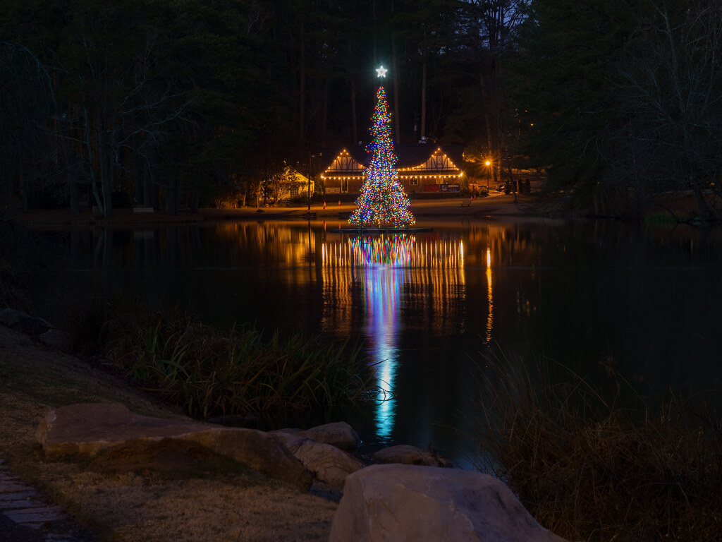 Avondale Lake Christmas tree (04) A Christmas tree floats,… Flickr