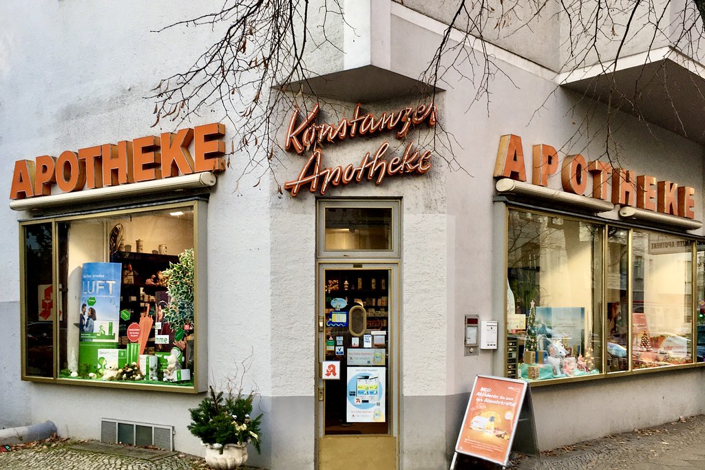Konstanzer Apotheke Berlin Wilmersdorf, Dezember 2019. monsieur