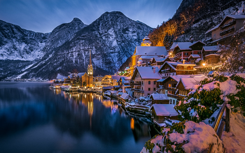 Winter village The village of Hallstatt in Austria, a UNES… Flickr