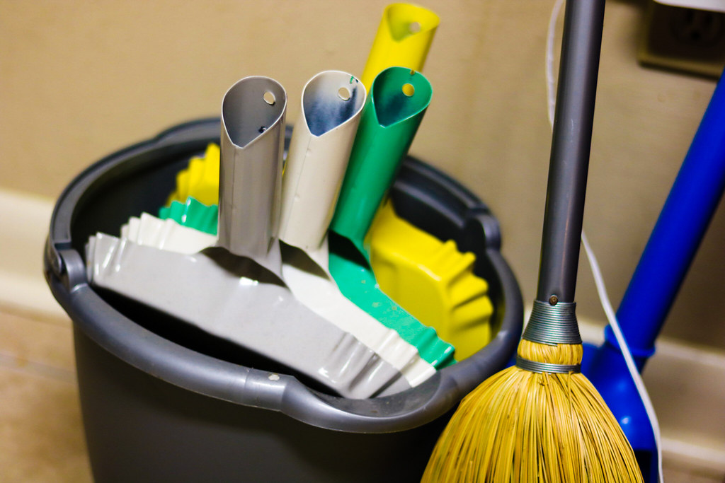 Bucket full of dustpans 195/365 Leslie P. H. Flickr