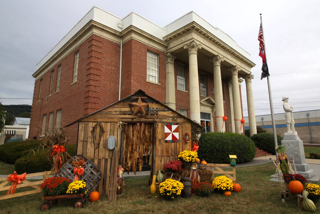 Hancock Co. Courthouse with fall Tobacco display Sneedvi… Flickr