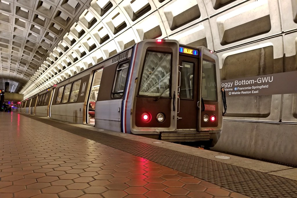 Train at Foggy BottomGWU station a photo on Flickriver
