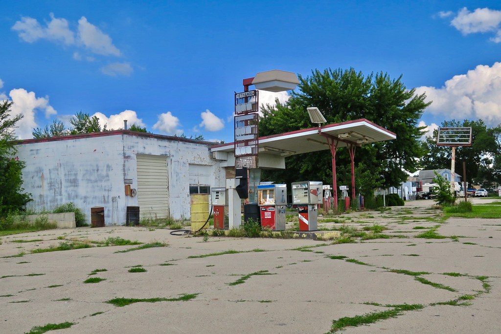 Abandoned Gas Station, Ida Grove, IA An abandoned gas stat… Flickr