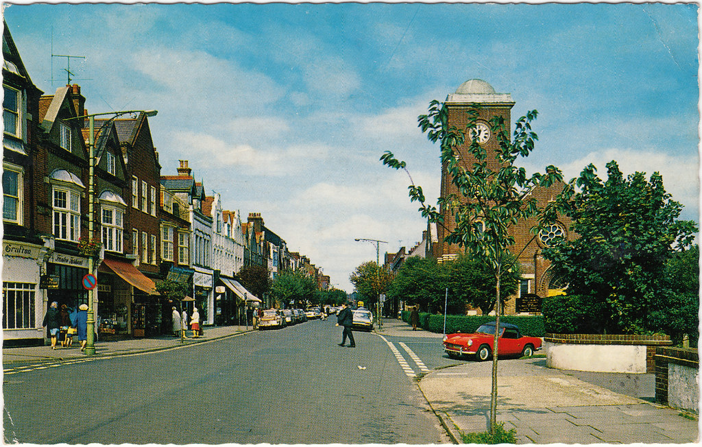 Connaught Avenue, FrintononSea old postcard 1960s Flickr