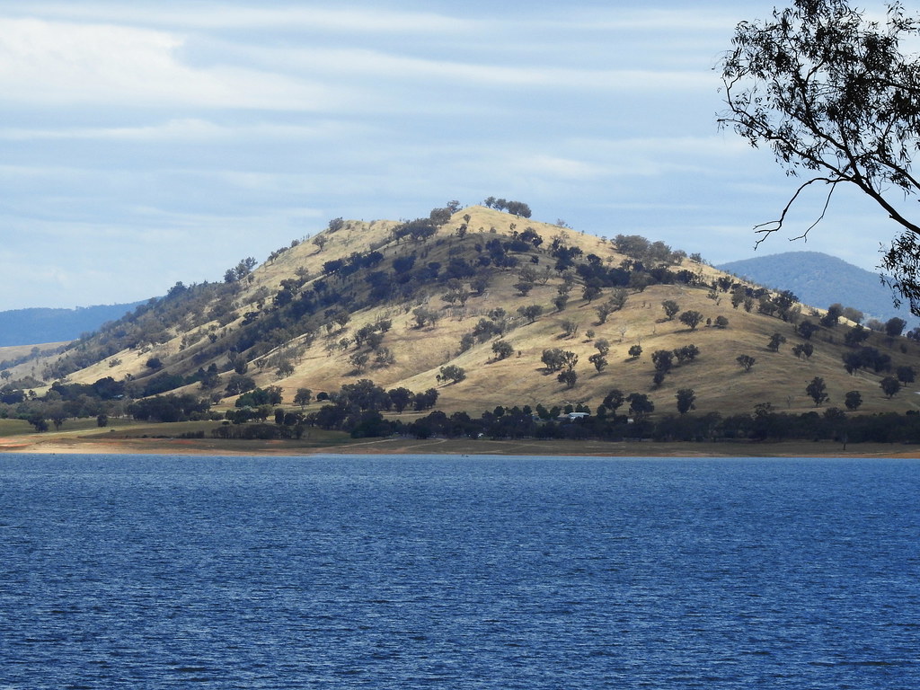 Hume Weir Hume Dam, formerly the Hume Weir, is a major dam… Flickr
