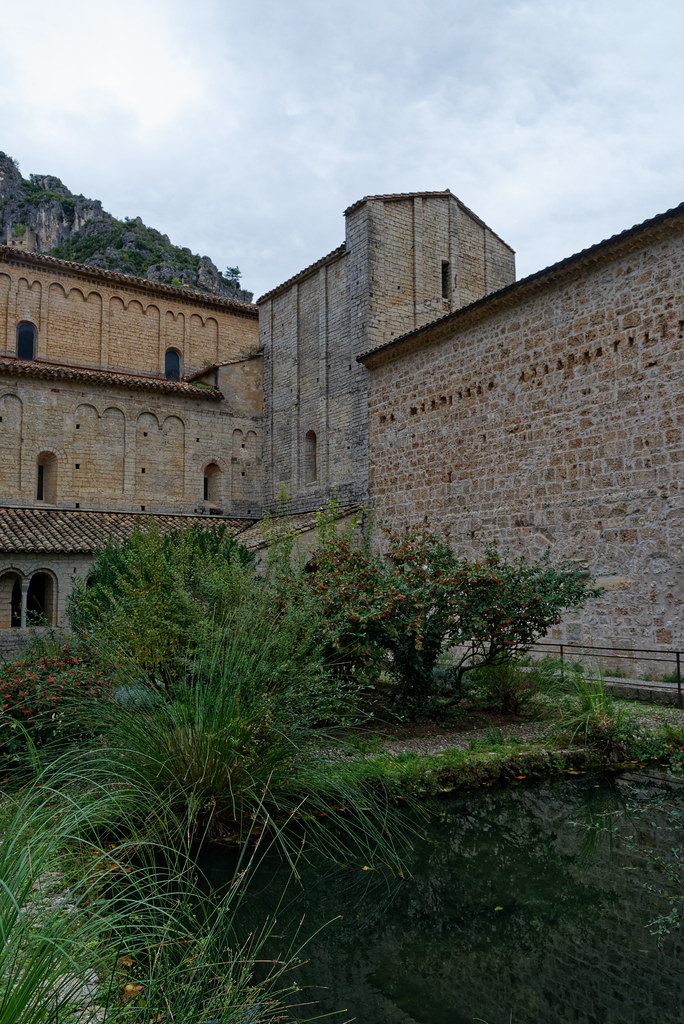Cloître de l'abbaye de Gellone Saint Guilhem le Désert … Flickr
