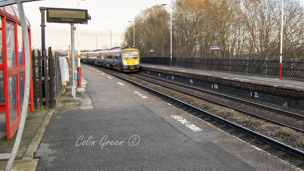 Train at Ravensthorpe Station View my blog, www.colingreen… Flickr