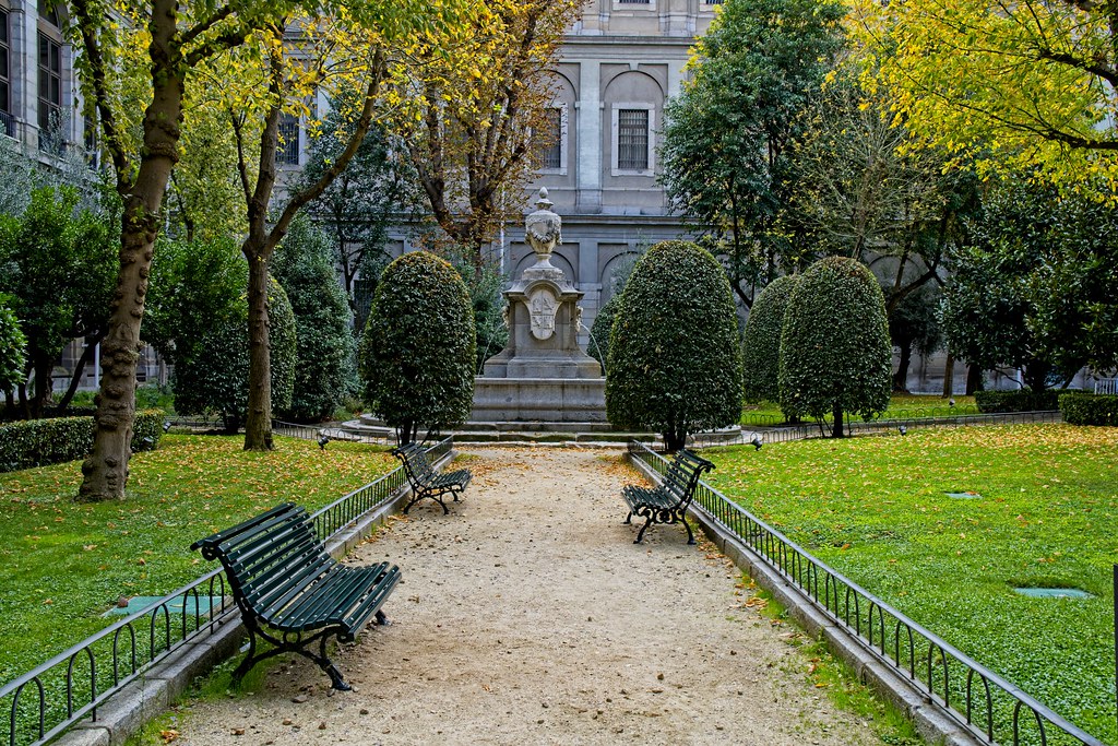 111 MuseoReinaSofiagardenpath_0131 RR Tuinzing Flickr