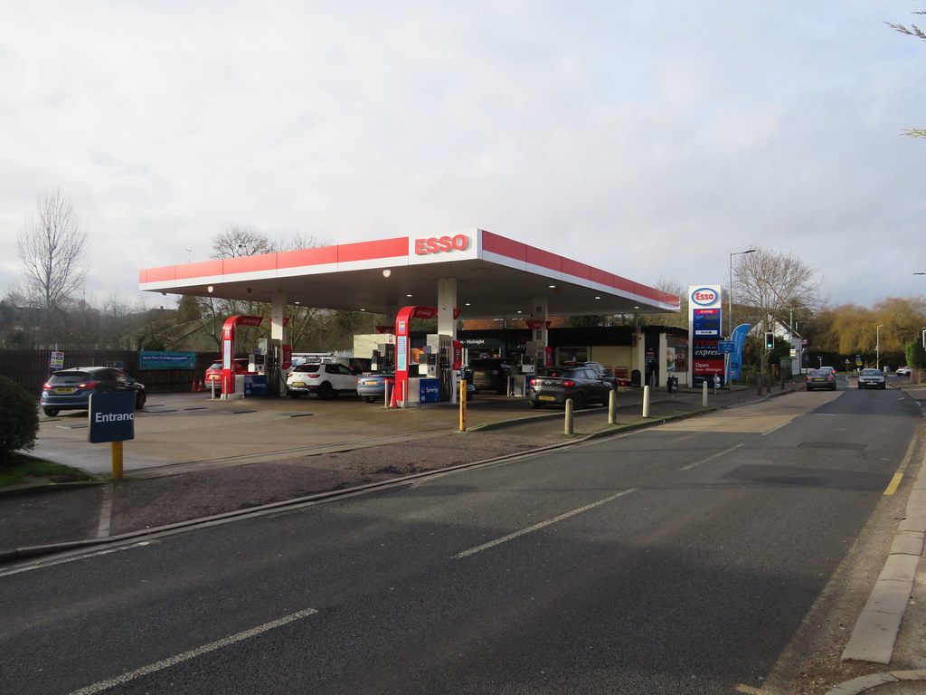 Esso Lower Luton Road, Harpenden, Hertfordshire Esso for… Flickr