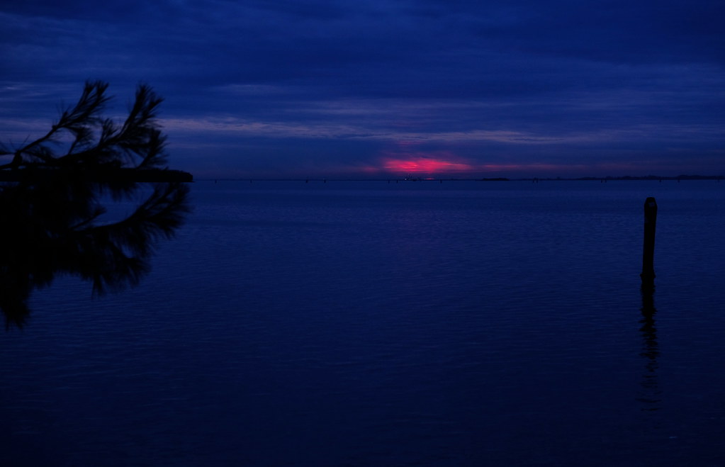 Evaporato in una nuvola rossa, in una delle molte feritoie… Flickr