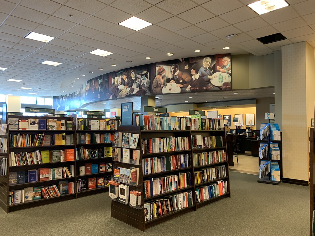 Barnes & Noble interior Barnes & Noble 2314 (32,982 squar… Flickr