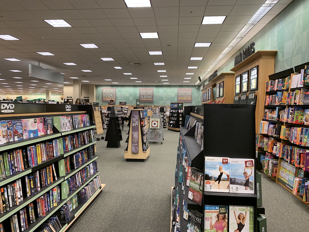 Barnes & Noble interior Barnes & Noble 2314 (32,982 squar… Flickr