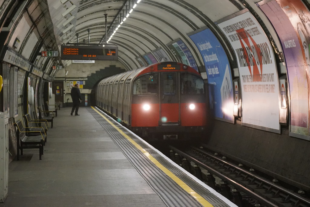 Eastbound Platform, Piccadilly Line, Gloucester Road Tube … Flickr