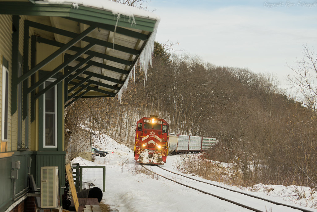 Bradford, VT A pair of VTR painted units haul a small 7 ca… Flickr