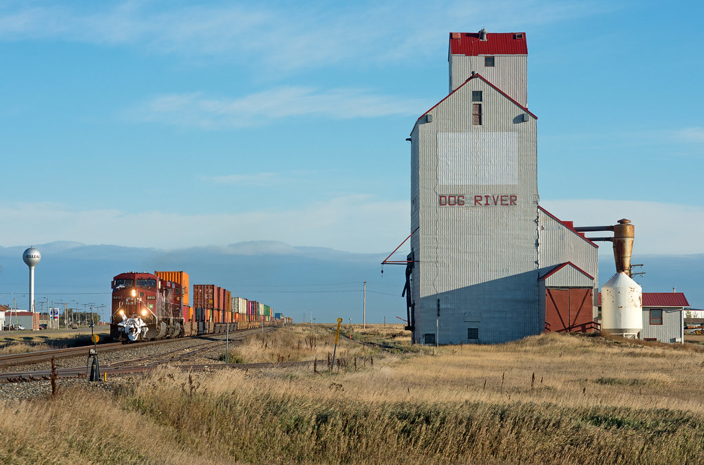CP 8613 Rouleau SK CP 197 briefly disturbs the quite town … Flickr