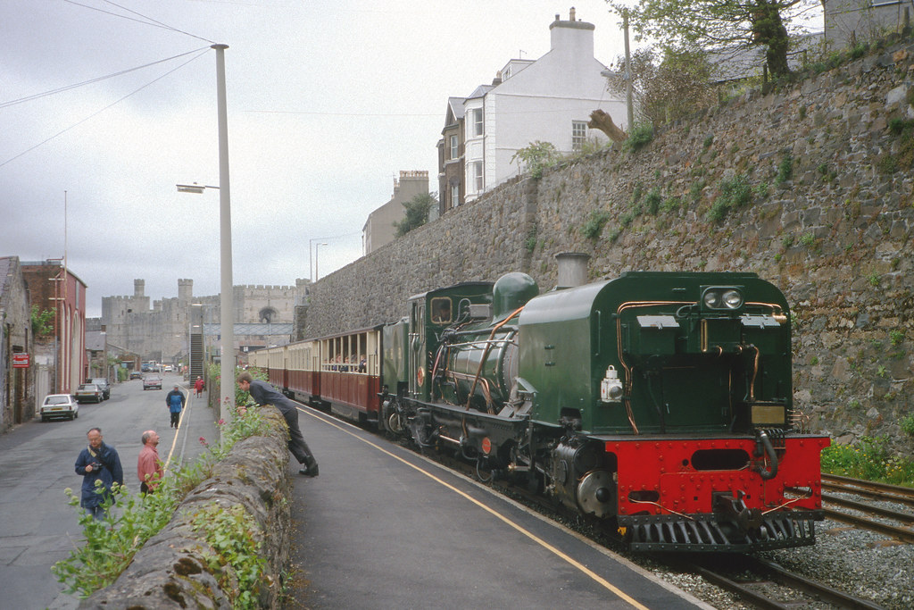Caernarfon railway station with steam 138, Wels… Flickr