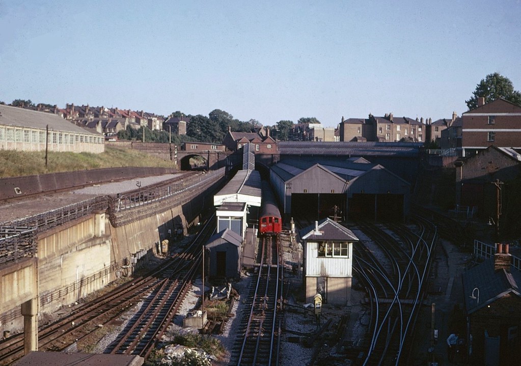 Drayton Park station in 1975 Station with a train of 1938 … Flickr