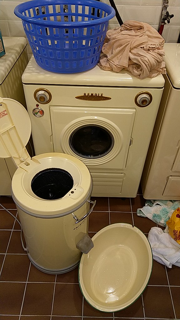 Darrens Vintage Washroom Bendix Washing Machine & Frigidai… Flickr