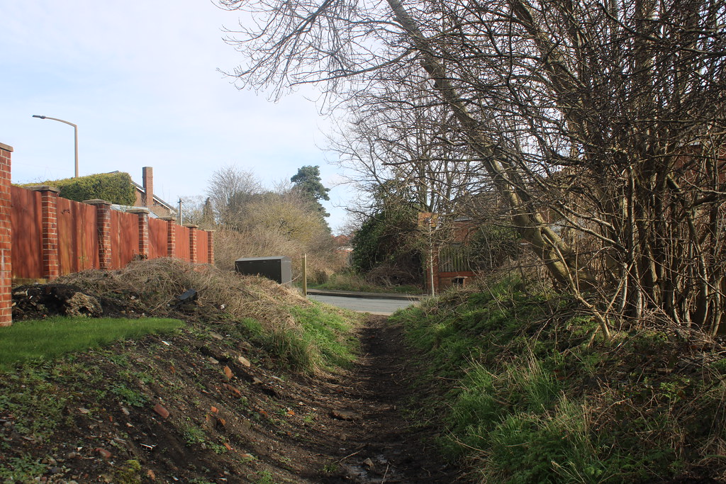 Old level crossing at Spark Lane Mapplewell. (former Darto… Flickr