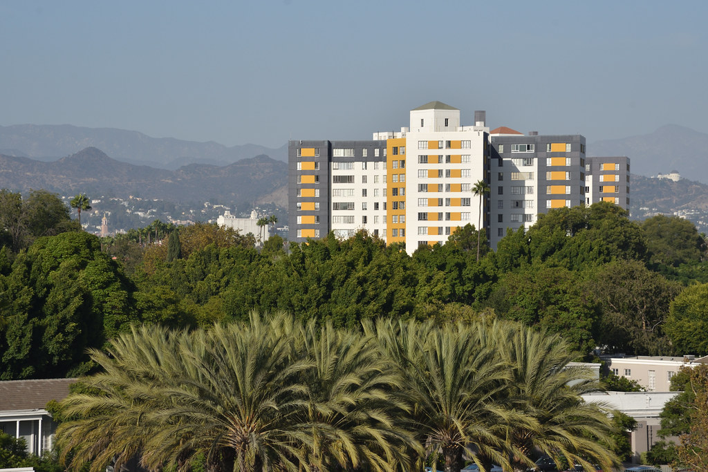 Park La Brea Apartments, LA Part of the Park La Brea apart… Flickr