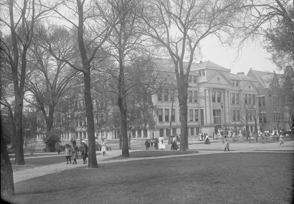 Galesburg High School Exterior view of Galesburg High Scho… Flickr