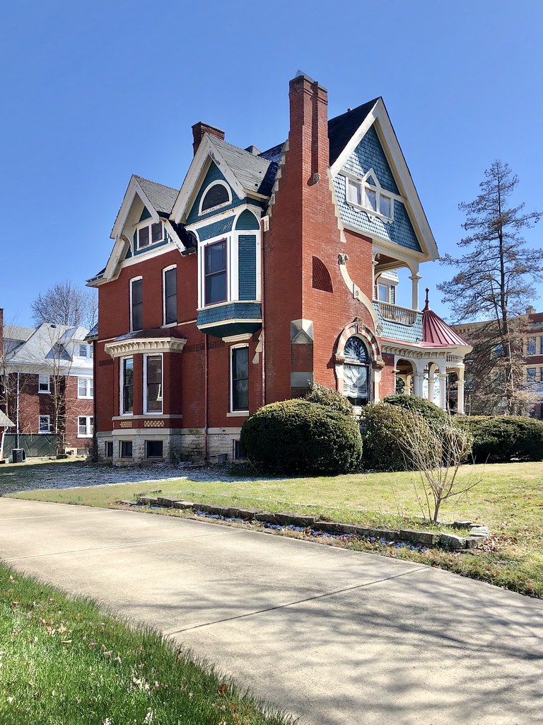 Floral Avenue, Norwood, OH This grand Queen Annestyle man… Flickr