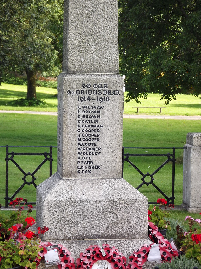 WWI & WWII War Memorial, Hemel Hemstead Road, Redbourn. Flickr