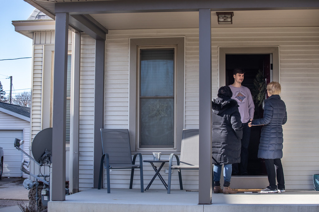 Maquoketa, IA Town Hall Senator Elizabeth Warren knocks on… Flickr