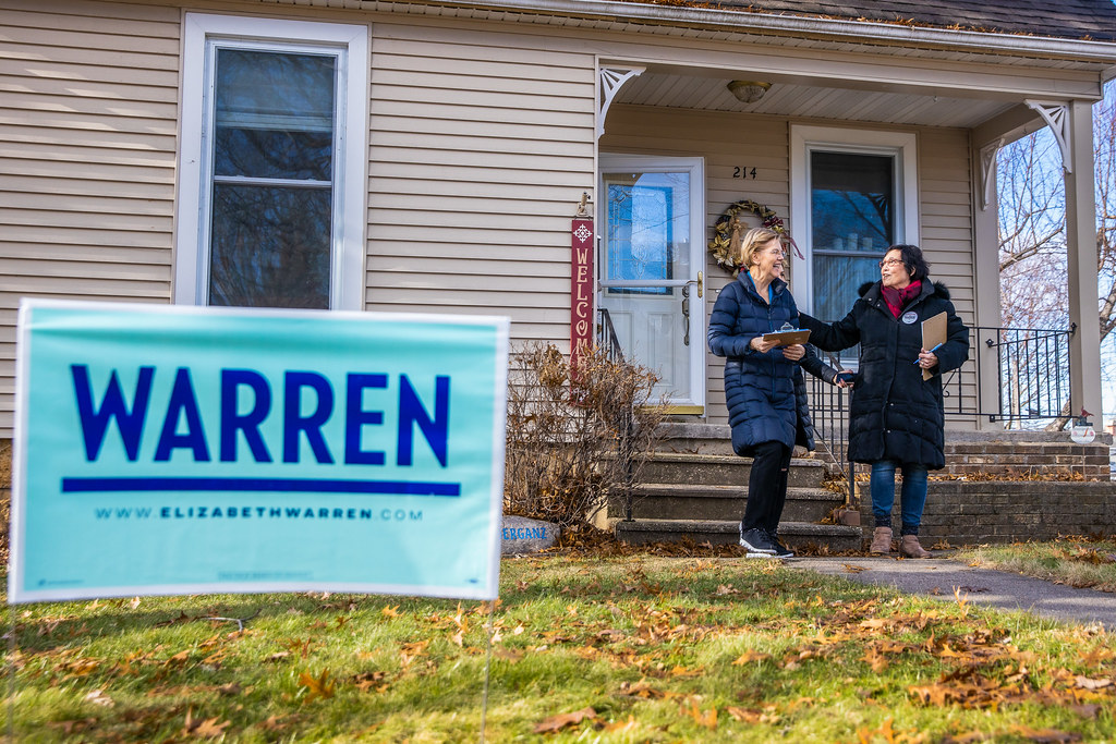 Maquoketa, IA Town Hall Senator Elizabeth Warren knocks on… Flickr