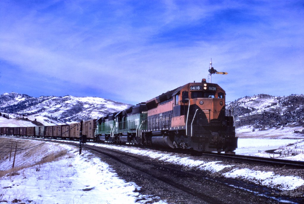 BN W.of Livingston, MT Eastbound dropping off Bozeman Pass… Flickr