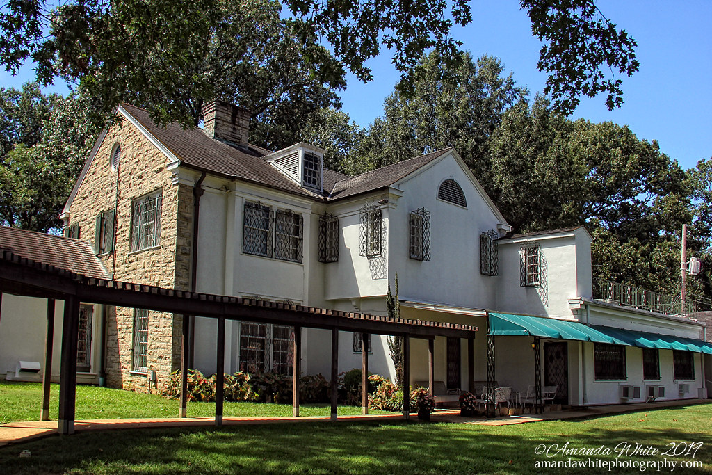 GRACELAND MANSION MEMPHIS The Back View of Graceland. Gr… Flickr