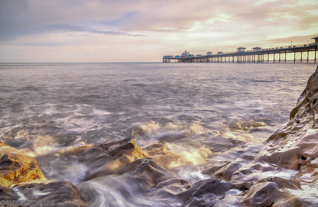 Llandudno Pier High tide under Llandudno Piier just after … Flickr