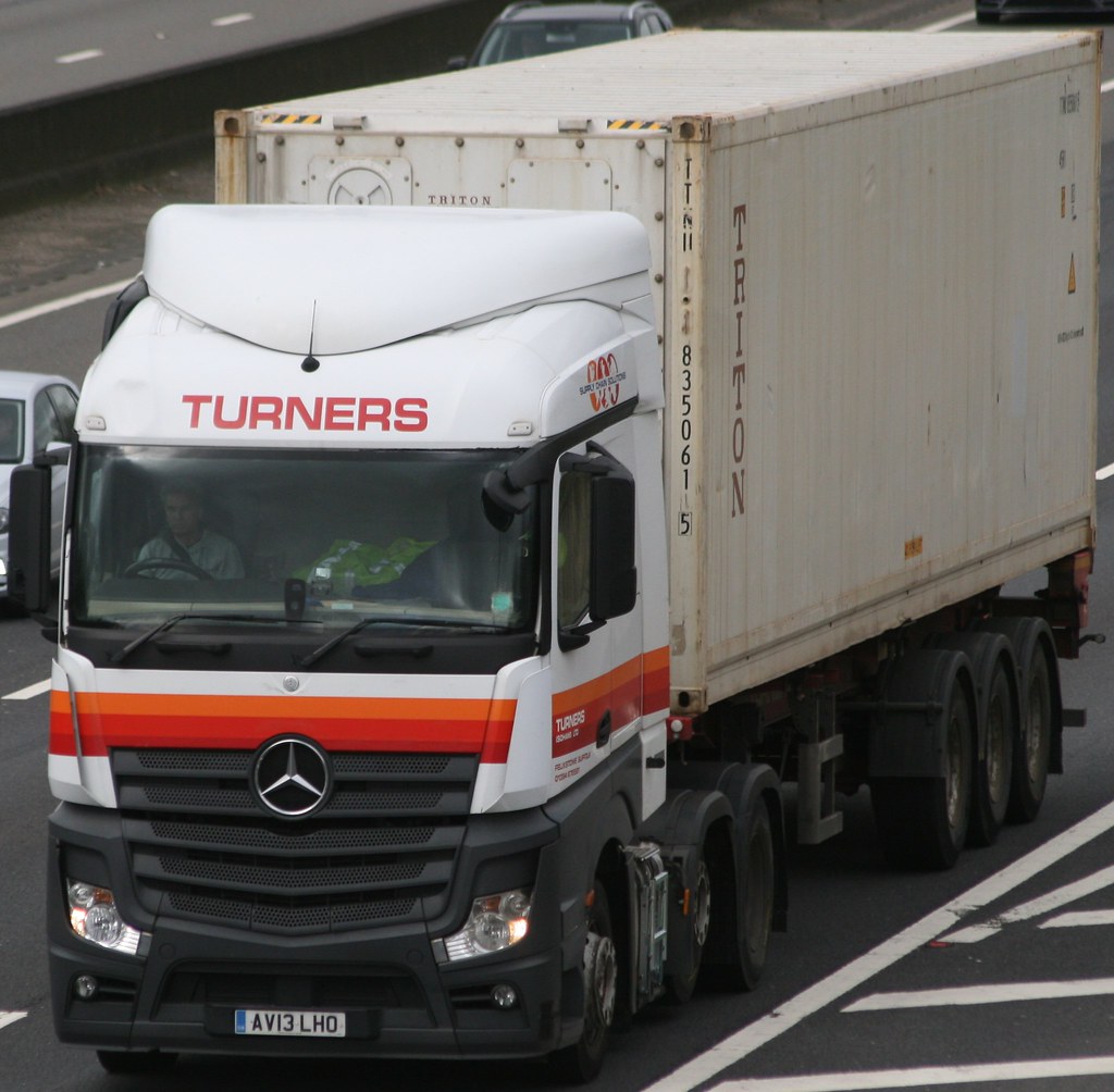 TURNERS OF SOHAM AV13LHO (FELIXSTOWE) M25 STAPLEFORD ABBOT… Flickr