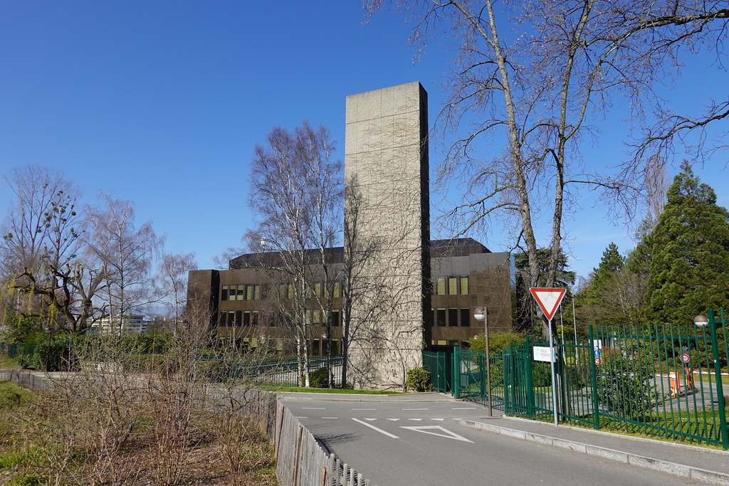 Caterpillar offices EauxVives Voie Verte du Grand Gen… Flickr