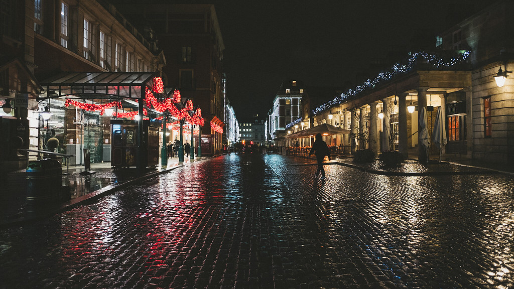 London Covent Garden A rainy, festive evening in central … Flickr