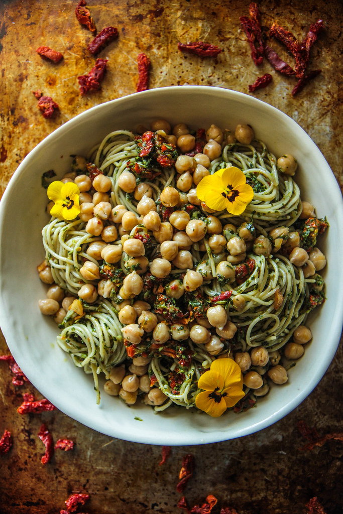 Sundried Tomato Basil Pesto Pasta with Garlicky Garbanzo Beans (Vegan and Glutenfree) Heather