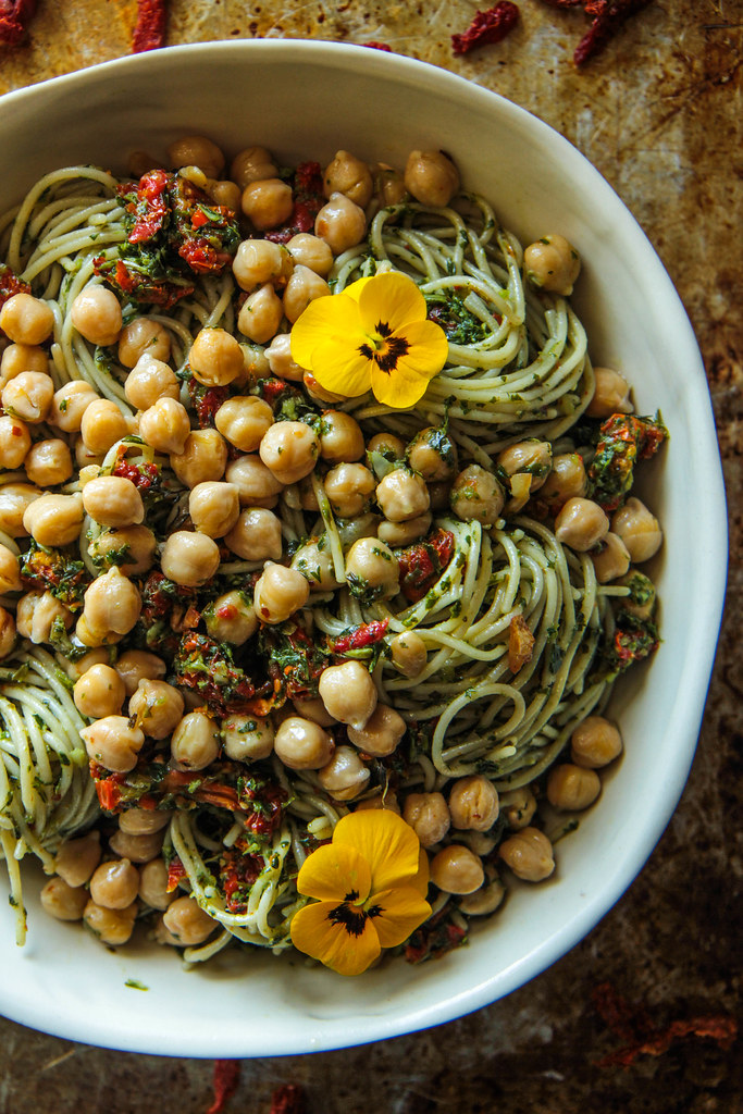 Sundried Tomato Basil Pesto Pasta with Garlicky Garbanzo Beans (Vegan