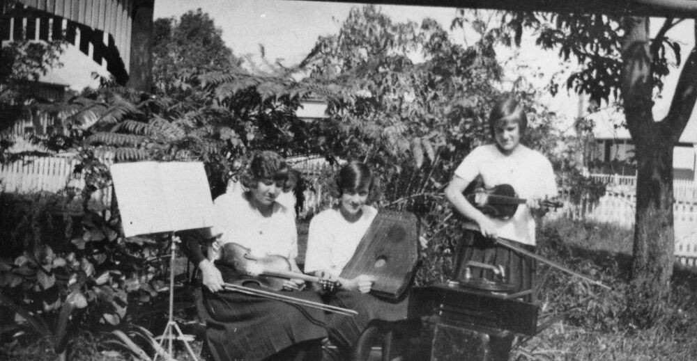 Daisy, Grace and Lillie Bourne with their musical instrume… Flickr