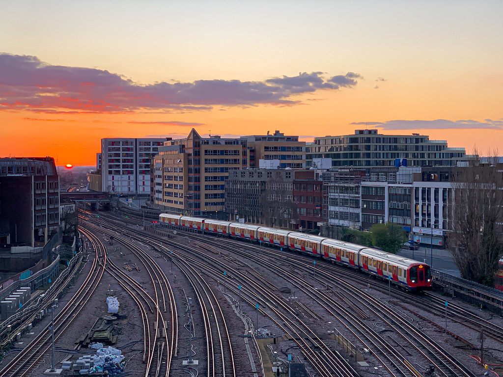 21003 Harrow on the Hill London Underground S8 stock 210… Flickr