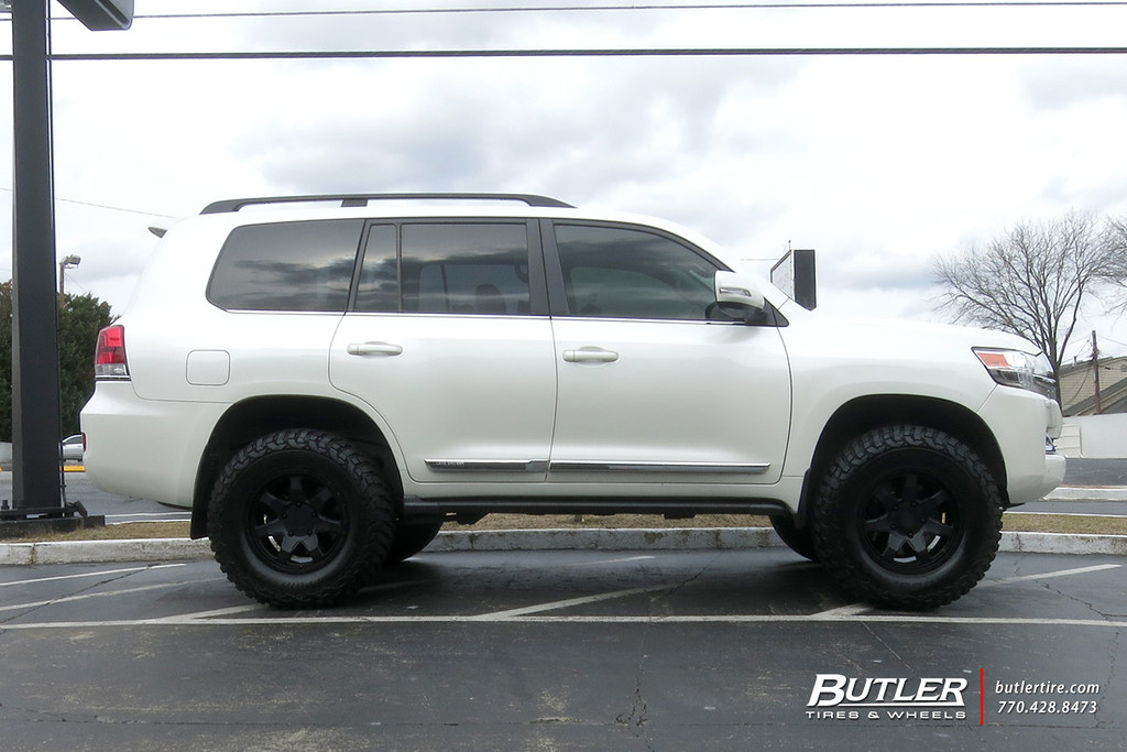 Toyota Land Cruiser with 18in Level 8 Slam Wheels and BFGoodrich Mud