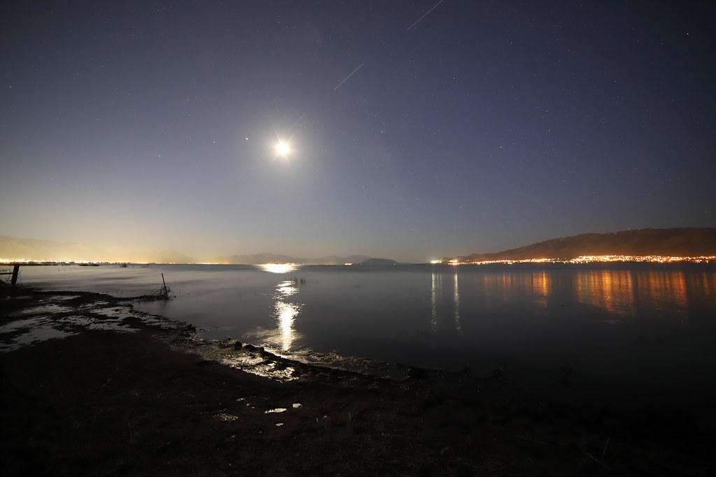 Moon over Utah Lake with a train of Starlink satellite… Flickr