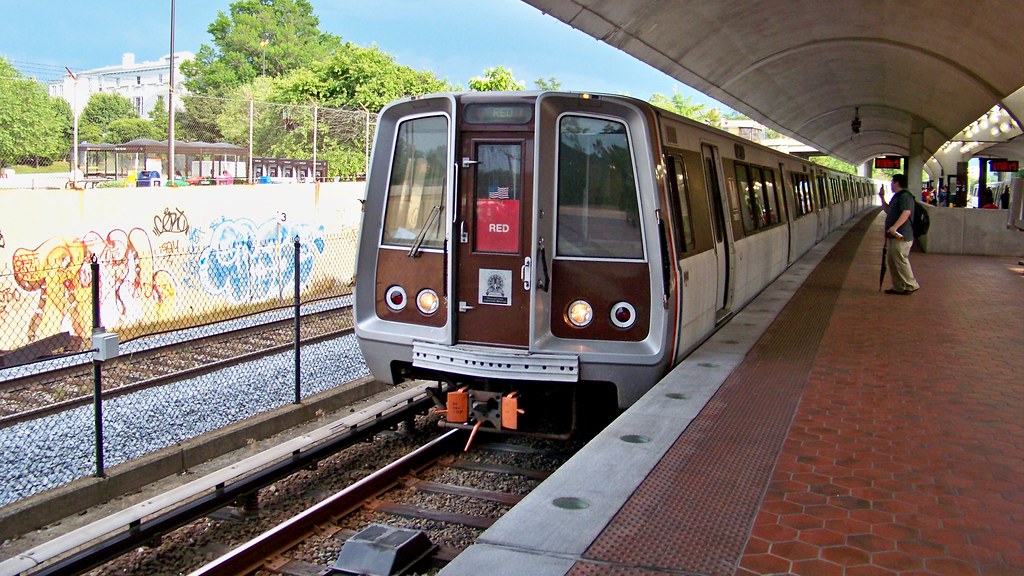 Red Line train arriving at BrooklandCUA [02] A Red Line t… Flickr