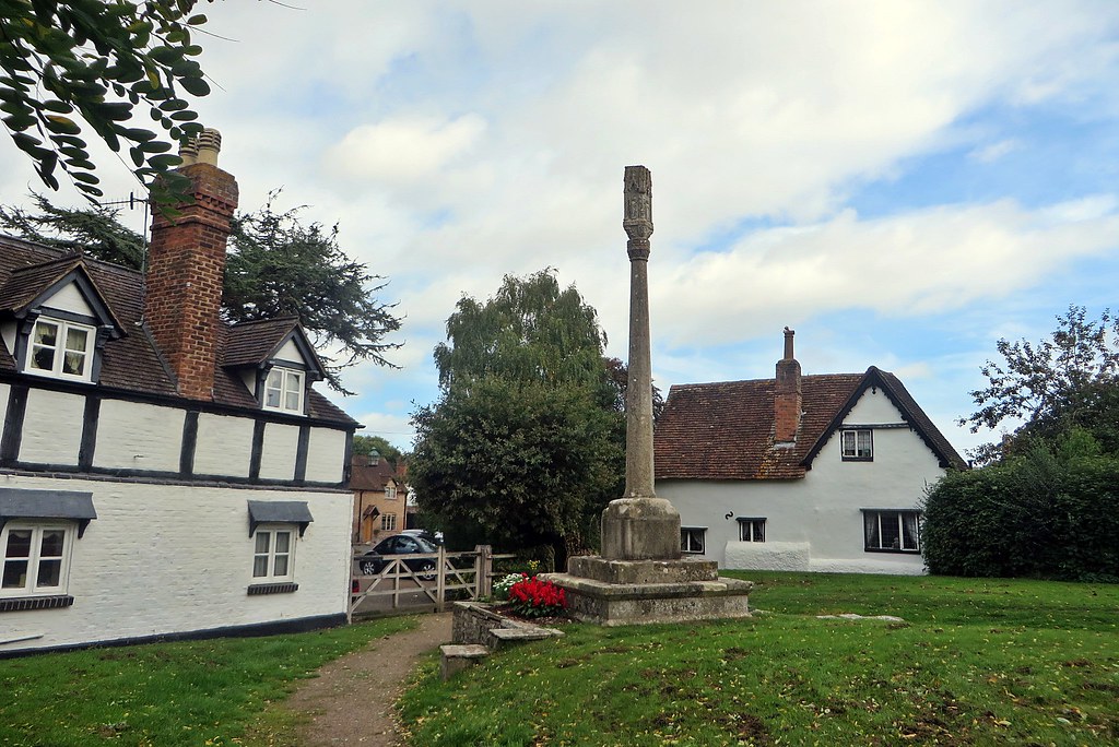 Hanley Castle, Worcestershire War Memorial erected i920 in… Flickr