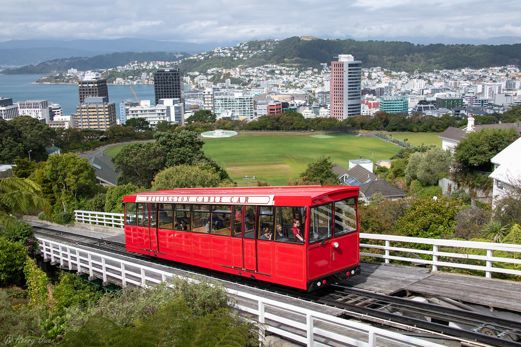 Uphill Wellington Cable Car 1, pulls into the Kelburn, thâ€¦ Flickr
